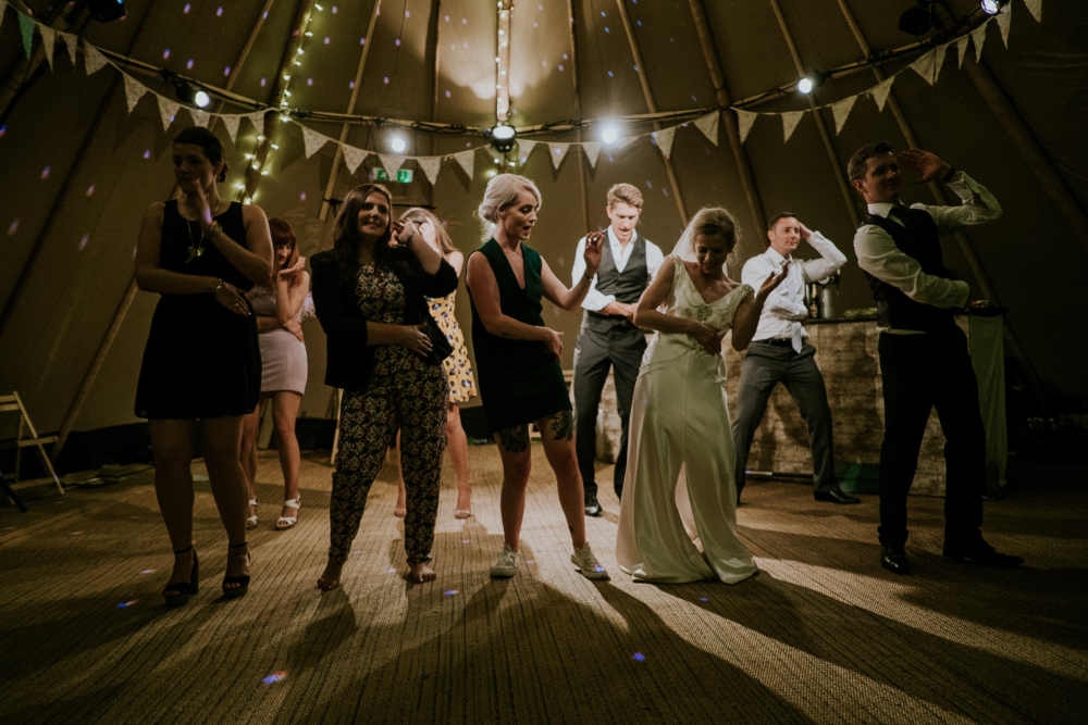 Bandeoke-Dancing-All-Night-Wedding-All-Night-Disco