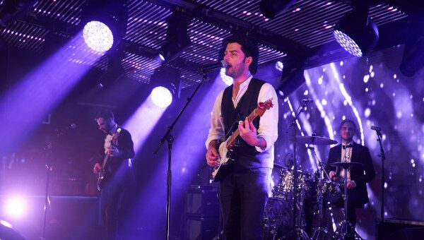 Party-Days-Rock-And-Pop-Live-Wedding-Band-3-Piece-On-Stage