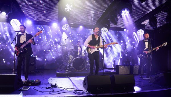 Party-Days-Rock-And-Pop-Live-Wedding-Band-4-Piece-On-Stage