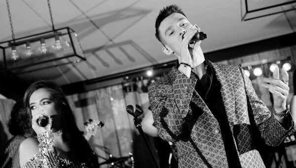 Real-Rhythm-Showband-For-Hire-UK-Main-Singers-On-Stage