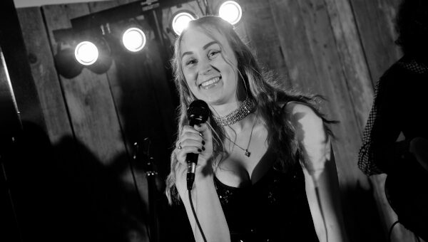 Real-Rhythm-Showband-For-Hire-UK-Second-Singer