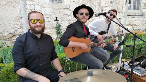 Electric-Zoo-Rock-And-Pop-Wedding-Band-For-Hire-Acoustic-Lineup