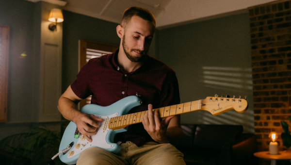 Harper-Sky-Solo-Wedding-Musician-Electric-Guitar