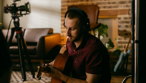 Harper-Sky-Solo-Wedding-Musician-Sitting